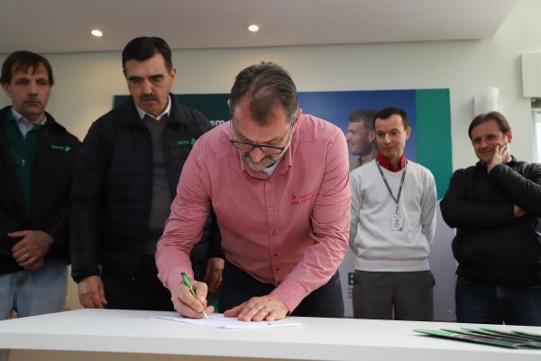 BRDE e Nova Aliança celebram operação para fortalecer produção vitivinícola