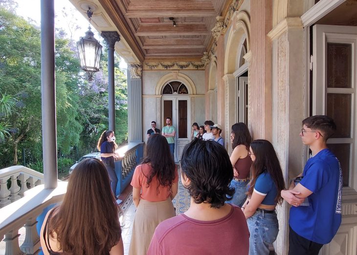 Alunos de Arquitetura e Urbanismo da UTFPR fazem aula de campo no Espaço Cultural BRDE – Palacete dos Leões