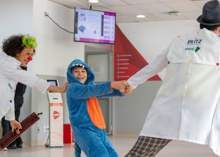 Blitz da Alegria leva arte, riso e acolhimento a instituições de saúde em Porto Alegre