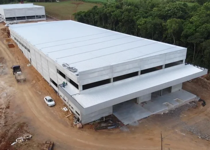 Destilaria histórica lança pedra fundamental de nova planta industrial